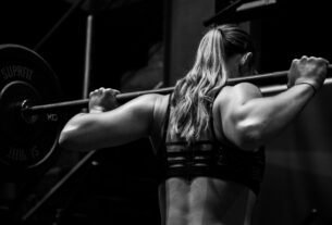 woman lifting barbell